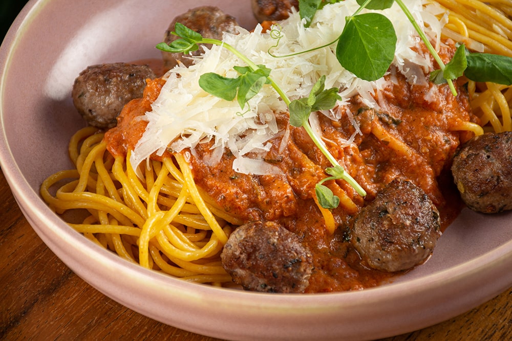 SPAGHETTI POMODORO CON ALBÓNDIGAS DE RIB EYE